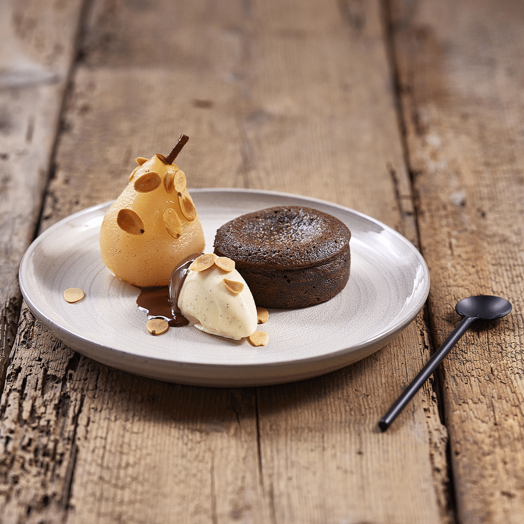 Dressage du Moelleux au Chocolat façon Poire Belle Hélène - Traiteur de Paris